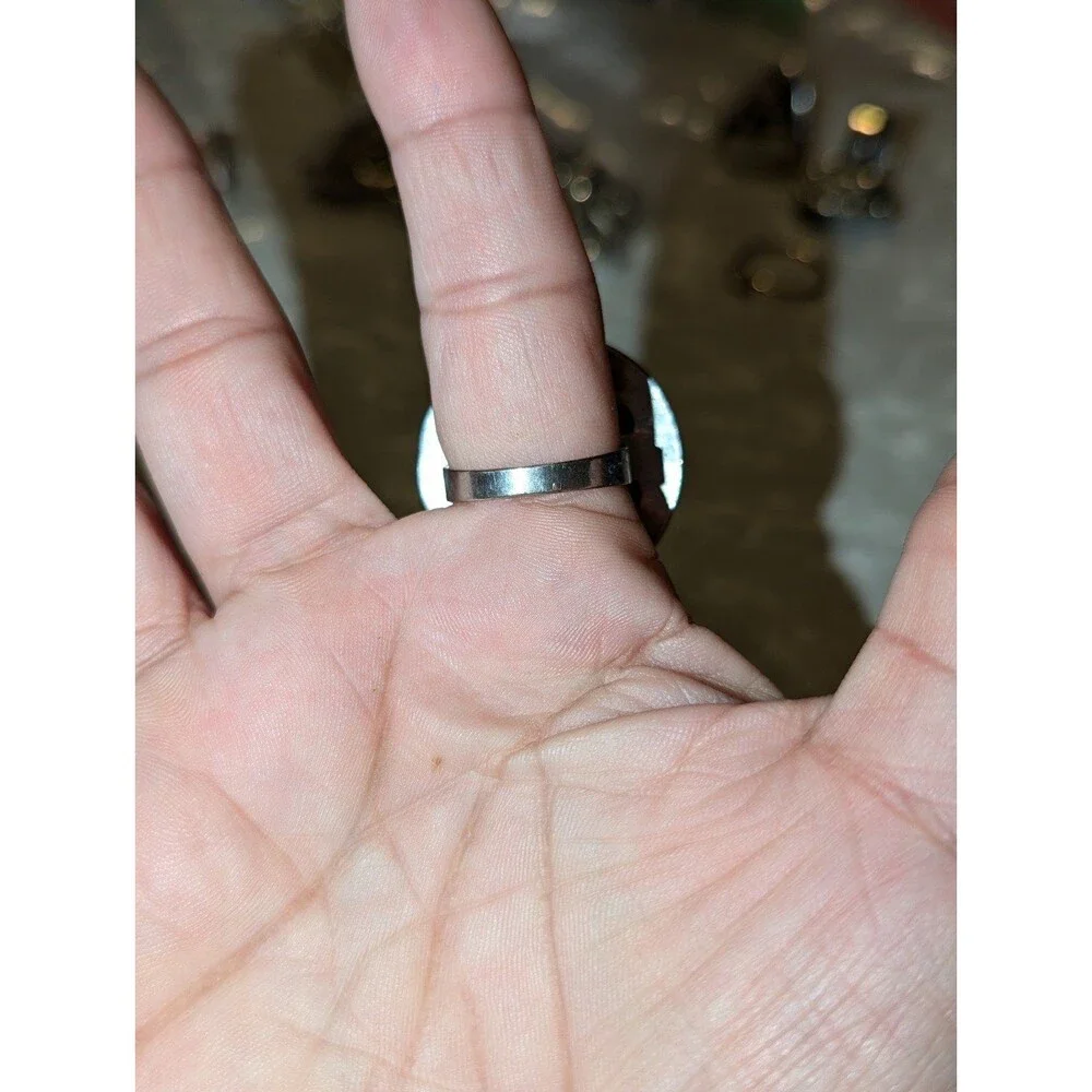 Large round gunmetal glitter size 8 silver‎ ring